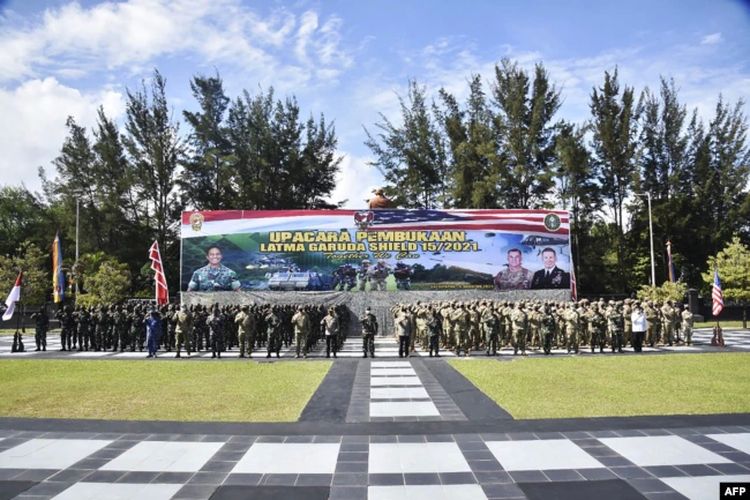 TNI AD dan Angkatan Darat AS di markas Mulawarman di Balikpapan, Kalimantan Timur, untuk memulai pelatihan bersama terbesar yang pernah ada.