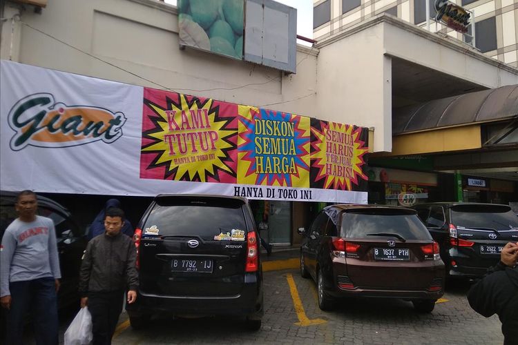 Kondisi Giant Ekspress Mampang Prapatan Jakarta yang tebar diskon karena ingin menutup beberapa tokonya, Minggu (23/6/2019).