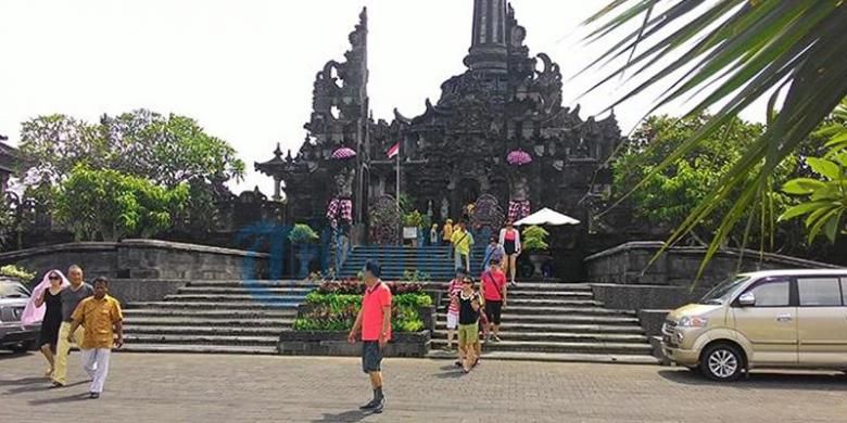 Wisatawan mengunjungi Monumen Bajra Sandhi, di Renon, Denpasar, Bali, Selasa (5/5/2015). 
