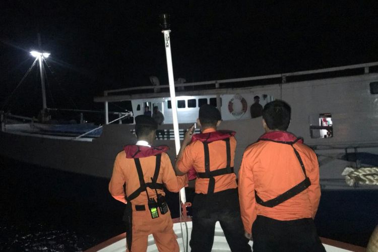 Tim Basarnas Makassar melakukan penyelamatan 10 ABK kapal pengangkut semen KLM Bina Raya Indah, Sabtu (3/2/2018) malam. 