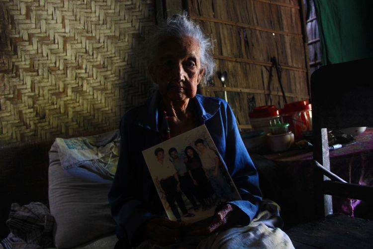 Nenek Nyami (98) yang selalu merindukan anak bungsunya Larsito yang merantau dan belum kembali sejak 20 tahun lalu. Trakhr anak bungsunya tersbeut pamit untuk merantau ke Sulawesi hingga tak ada lagi  kabar berita terkait keberadaan Larsito yang diterima Nenek Nyami. 