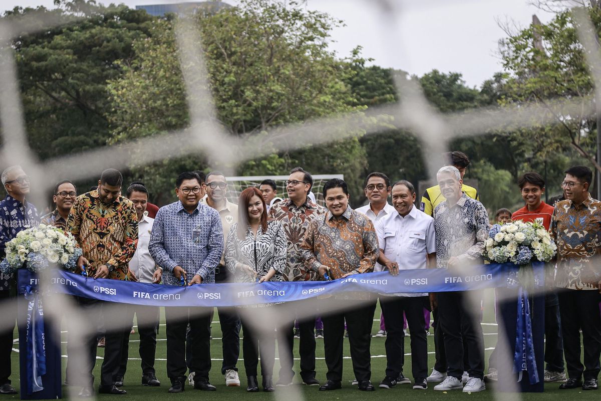 Ketum PSSI Erick Thohir (kelima kanan) bersama FIFA Lead Regional Office Lavin Vignesh (kedua kiri), FIFA Council Member Kanya Keomany (keempat kiri) dan Dirut Bank Mandiri Darmawan Junaidi (ketiga kiri) menggunting pita pada peresmian lapangan sepak bola mini FIFA Arena di kawasan Bank Mandiri Wijayakusuma, Jakarta, Selasa (6/5/2025). FIFA Arena merupakan inisiatif FIFA untuk membangun 1.000 lapangan di seluruh dunia dimana Indonesia menjadi salah satu negara yang masuk dalam 11 negara pertama yang mendapat kesempatan untuk dibangunkan lapangan sepak bola mini oleh FIFA. ANTARA FOTO/Dhemas Reviyanto/Spt.