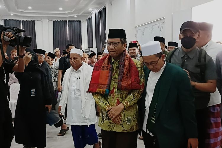 Mahfud MD saat mengisi dialog kkebngsaan di Kota Serang, Banten bbersam pimpinan Ponpes. Selasa (19/12/2023).