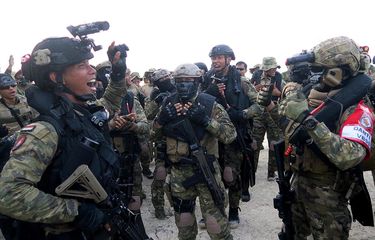 Foto dirilis Sabtu (18/7/2020), memperlihatkan prajurit Satuan Komando Pasukan Katak (Satkopaska) Koarmada I melakukan yel-yel usai Latihan Peperangan Laut Khusus di Pulau Damar, Kepulauan Seribu, Jakarta. Skenario penyerangan di Pulau Edam atau Pulau Damar, jajaran Kepulauan Seribu, Jakarta, itu adalah simulasi latihan Peperangan Laut Khusus 2020 dilakukan Kopaska Koarmada I.