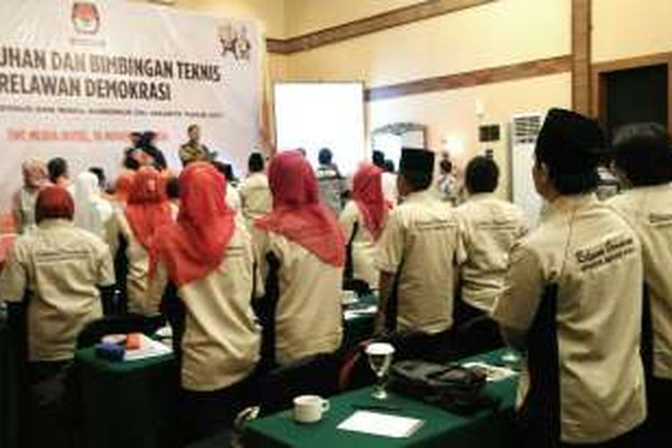 Komisi Pemilihan Umum (KPU) DKI Jakarta mengukuhkan relawan demokrasi untuk menyosialisasikan Pilkada 2017 di Hotel Media, Jalan Gunung Sahari Raya, Jakarta Pusat, Rabu (16/11/2016).