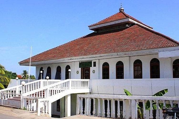 Masjid Agung al-Baitul Qadim merupakan masjid pertama di Kupang