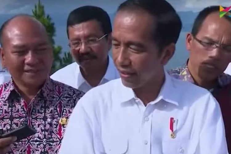 Jokowi di sela meninjau lokasi wisata Hutaginjang di Tapanuli Utara, Sabtu (14/10/2017).