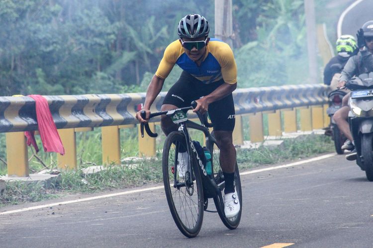 Angga Dwi Wahyu (22th) asal Malang melibas trek King of Mountain (KOM) di kawasan Ranca Buaya, Kabupaten Garut dalam ajang Cycling de Jabar 2023 etape pertama, Sabtu (8/7/2023).