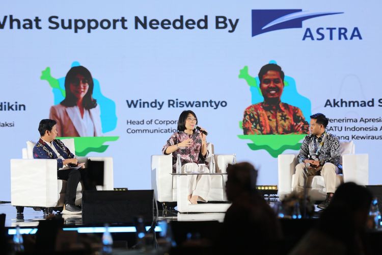 Head of Corporate Communications Astra Windy Riswantyo (tengah) bersama Amir Sodikin dan Akhmad Sobirin saat diskusi panel How Community Contributes in Building Rural Resiliency and What Support Needed di Lestari Summit 2025.