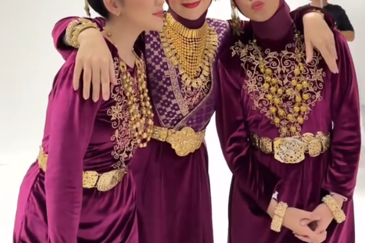 Potret Irish Bella sekeluarga menggunakan baju adat Aceh dalam sesi foto keluarga.