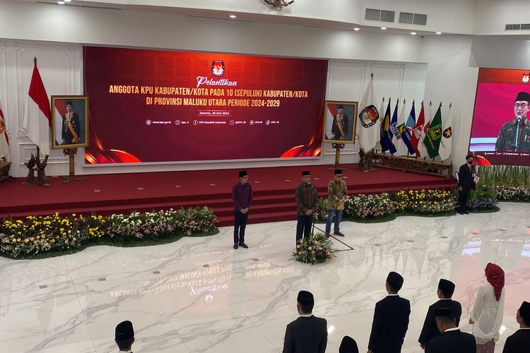 Ketua Komisi Pemilihan Umum (KPU) RI Hasyim Asy'ari melantik anggota terpilih 10 KPU kabupaten/kota di Maluku Utara periode 2024—2029, Senin (28/5/2024).