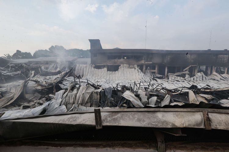 Sisa kebakaran gudang JNE Express di Jalan Pekapuran, Cimanggis, Depok, Senin (12/9/2022). Kebakaran dilaporkan terjadi sekitar pukul 04.51 WIB, api berhasil dipadamkan sekitar pukul 08.57 WIB.