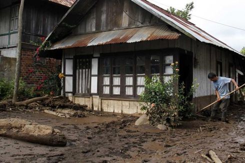 Air Bersih Sulit, Korban Banjir Tetap Bersihkan Rumah