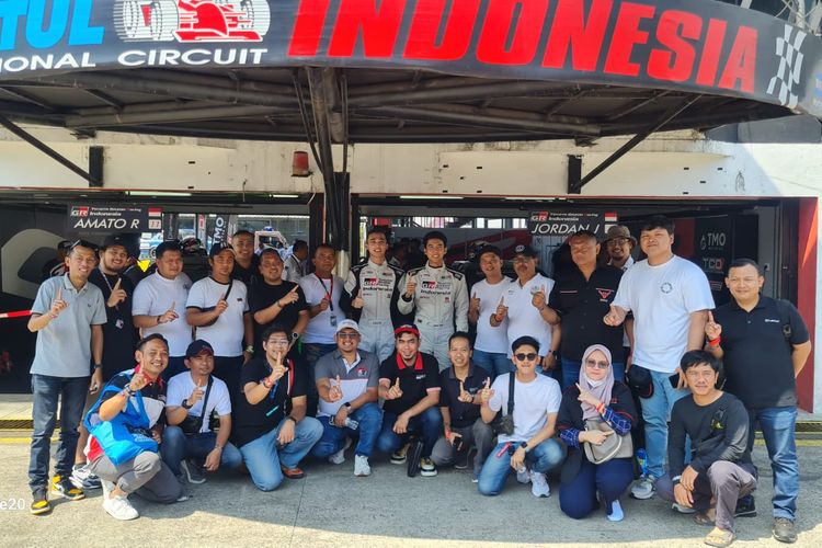   Komunitas Gazoo Racing (GR) Enthusiast memberi dukungan langsung kepada pebalap idolanya, yakni Amato Rudolph dan Jordan Johan dari tim Toyota Gazoo Racing Indonesia yang berlaga di ajang Indonesian Sentul Series Of Motorsport (ISSOM) 2024, Minggu (25/8/2024).
