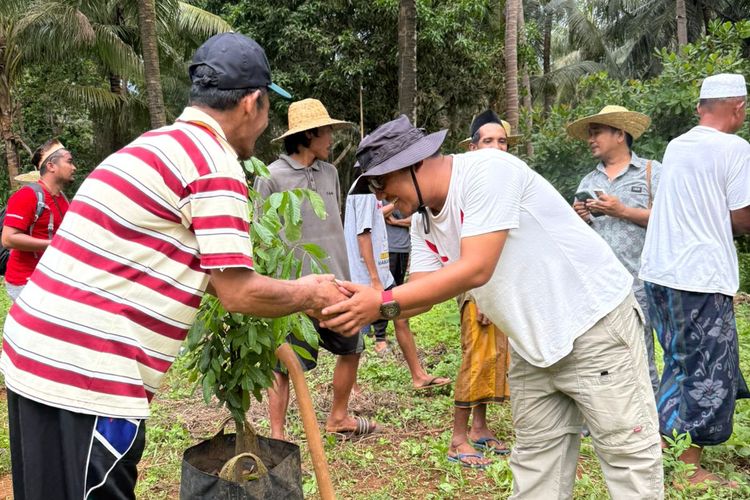 Warga menerima pohon kelengkeng dari anggota DPRD Sumenep, Darul Hasyim Fath. 