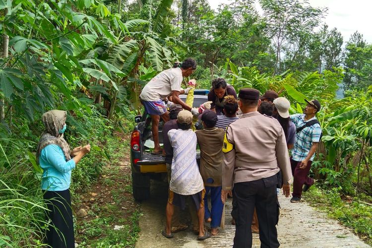 Evakuasi pencari rumput yang tewas di Desa Watuagung, Kecamatan Tambak, Kabupaten Banyumas, Jawa Tengah, Jumat (1/3/2024).