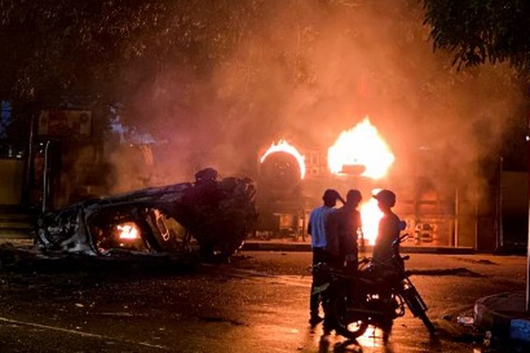 Sebuah bus terbakar di dekat kediaman resmi Perdana Menteri Mahinda Rajapaksa yang akan keluar dari Sri Lanka, di Kolombo 9 Mei 2022. 