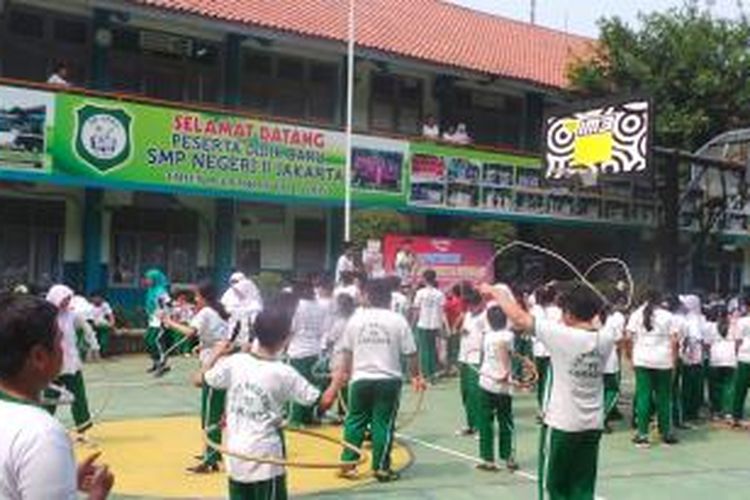 Siswa SMP 11 Jakarta mengikuti kegiatan Gerakan Indonesia Segar (sehat dan bugar).