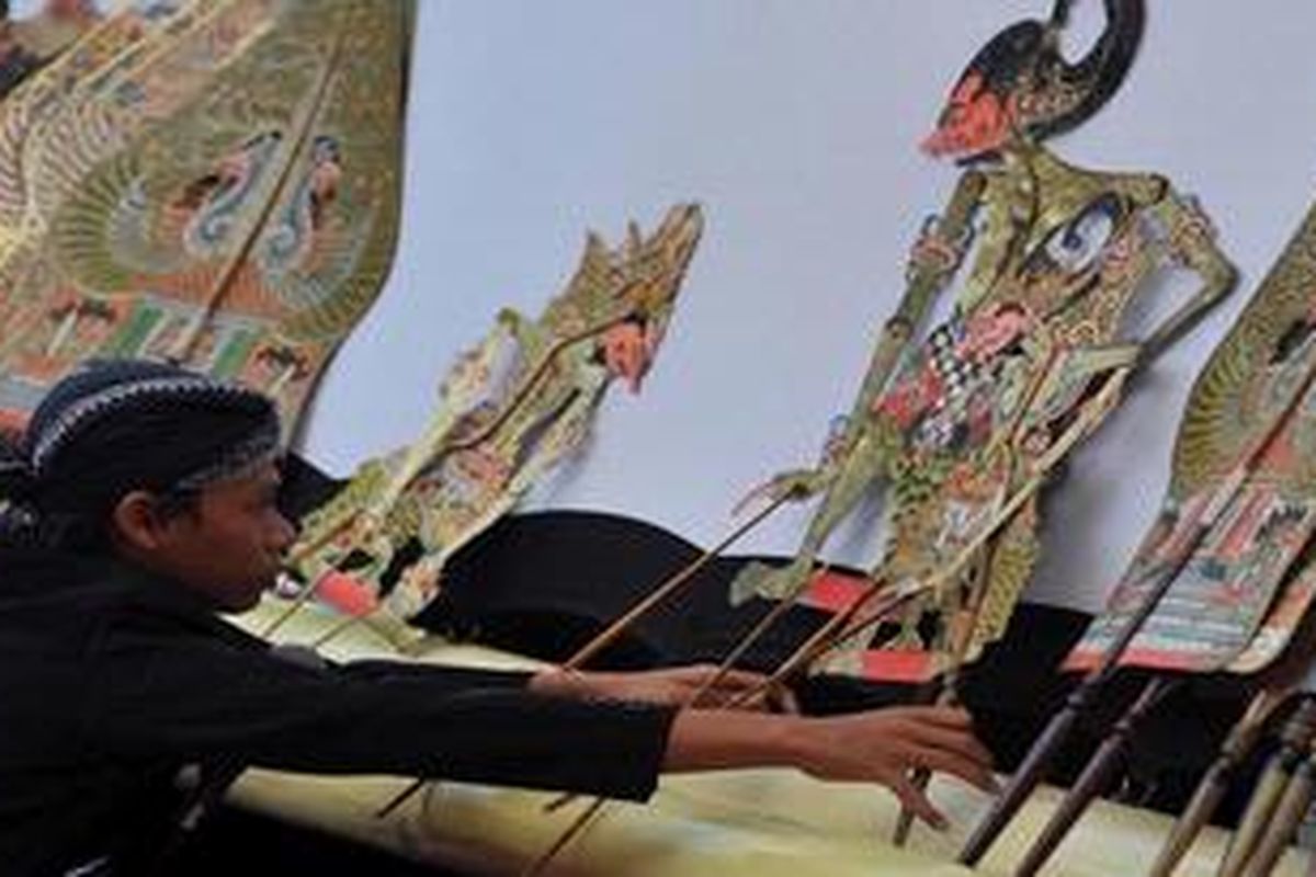 Ilustrasi: Festival Dalang Bocah - Dalang bocah Muchammad Nur Dwi Prasetyo asal Mojokerto tampil membawakan wayang kulit gaya Jawa Timur dengan lakon 