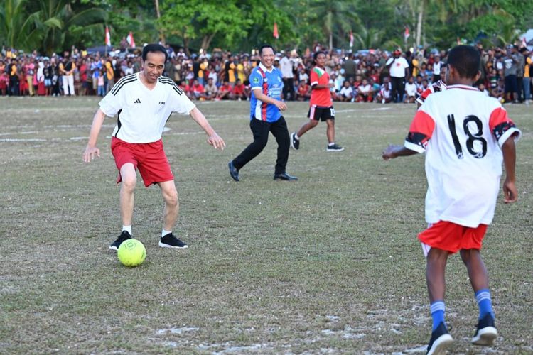 Presiden Joko Widodo dan Mendagri Tito Karnavian saat bermain bola dengan anak-anak dan pemuda Papua di Lapangan Sorido, Kabupaten Biak Numfor, Provinsi Papua pada Rabu (22/11/2023).