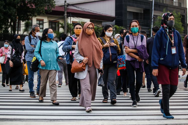 Sejumlah pekerja menggunakan masker berjalan kaki setelah meninggalkan perkantorannya di Jakarta, Rabu (29/7/2020). 