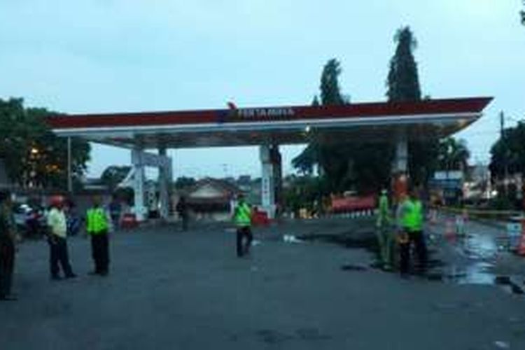 Suasana di SPBU Megran, Kelurahan Bareng, Kecamatan Klojen, Kota Malang usai ada ledakan, Senin (31/10/2016)