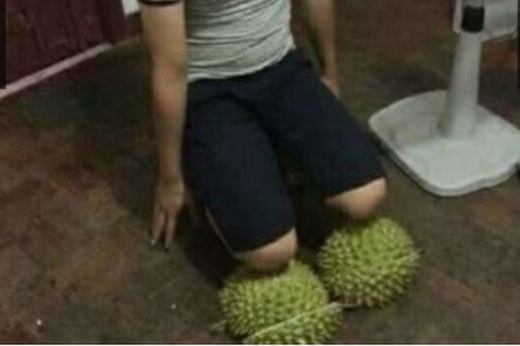 Gambar promosi kulit durian yang diunggah di toko online di Malaysia untuk digunakan sebagai alat hukuman bagi suami yang pulang larut malam hingga selingkuh.