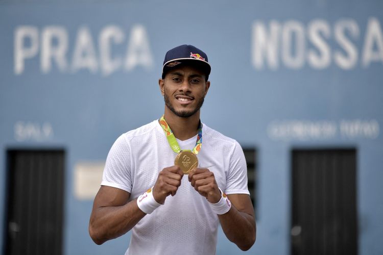 Peraih medali emas bola voli Olimpiade Rio, Ricardo Lucarelli Souza dari Brasil, berpose dengan medalinya di lapangan voli tempat ia mulai berlatih sejak kecil, di Contagem, negara bagian Minas Gerais, Brasil pada 16 Mei 2021