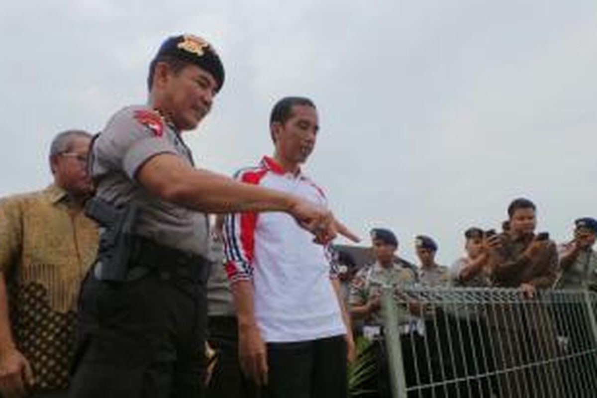 Kepala Korps Brimob Inspektur Jenderal M Rum (kiri) dan Gubernur DKI Jakarta Joko Widodo berbincang-bincang di tepi danau buatan Markas Korps Brimob, Kelapa Dua, Depok, Jawa Barat, Selasa (17/12/2013).