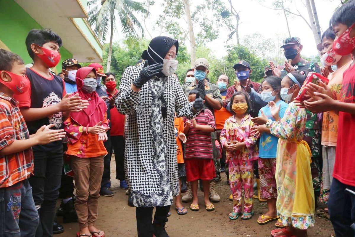 Menteri Sosial (Mensos) Tri Rismaharini saat berinteraksi dengan anak-anak korban bencana alam di Nusa Tenggara Timur (NTT).