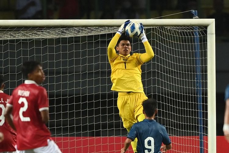 Kiper Tim Nasional Indonesia U19 Cahya Supriadi (ketiga kanan) menangkap bola tembakan pesepak bola Tim Nasional Brunei Darussalam U19 Idzzaham Aleshahmezan (kedua kanan) dalam laga penyisihan Grup A Piala AFF U19 2022 di Stadion Patriot Candrabhaga, Bekasi, Jawa Barat, Senin (4/7/2022). Terkini, Cahya Supriadi kembali dipanggil Shin Tae-yong untuk mengikuti pemusatan timnas U20 Indonesia di Eropa. ANTARA FOTO/Aditya Pradana Putra/wsj. 