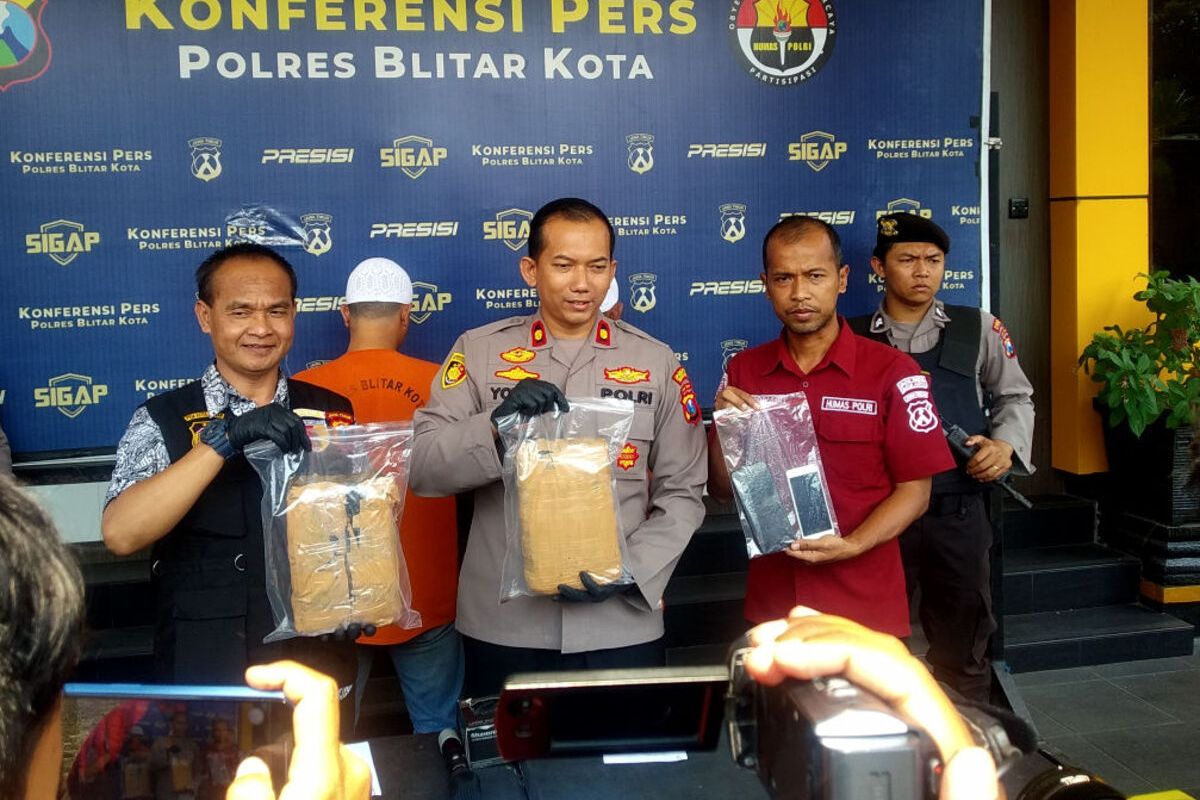Wakapolres Blitar Kota Kompol Yoyok Dwi Prasetyo, Kasat Reserse Narkoba AKP Wardi Waluyo dan Kasubsi Penma Aipda Supriyadi menunjukkan barang bukti pengungkapan pengiriman ganja 1,8 kilogram ke wilayah Blitar pada konferensi pers, Jumat (29/9/2023)