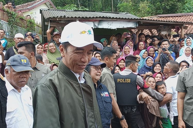 Presiden Joko Widodo (Jokowi) meninjau lokasi bencana banjir dan longsor di Kampung Banar, Desa Harkatjaya, Kecamatan Sukajaya, Senin (3/2/2020).