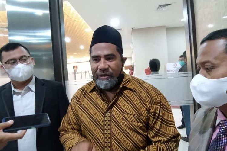 Ketua Pengurus Wilayah Rabithah Ma'ahid Islamiyah (RMI) NU atau Asosiasi Pesantren NU DKI Jakarta Rakhmad Zaelani Kiki bersama kedua kuasa hukumnya di Lobi Bareskrim Polri, Jakarta, Senin (20/12/2021).