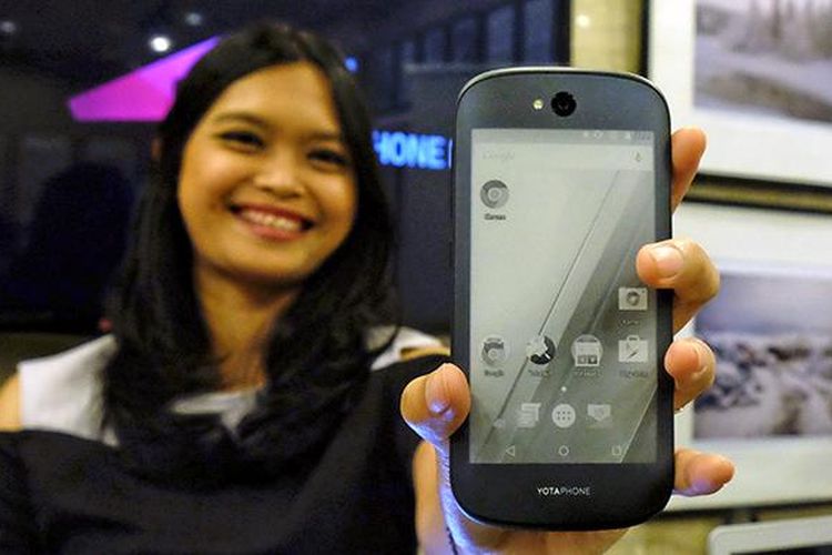 Model memamerkan YotaPhone 2 dalam acara peluncuran di Jakarta, Selasa (16/2/2016)