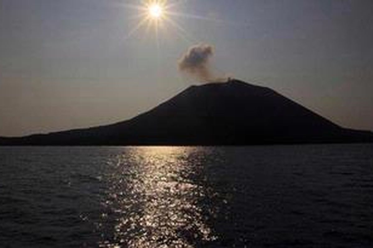Asap solfatara yang keluar dari kawah Gunung Anak Krakatau, Selat Sunda, terkumpul dan membentuk awan kecil di atasnya, Rabu (17/8/2011). Di gunung ini, tim Ekspedisi Cincin Api Kompas memfokuskan eksplorasi mengenai suksesi alam. Gunung Anak Krakatau, pada awal kemunculannya tidak dihuni makhluk hidup, kini menjadi habitat berbagai macam flora dan fauna.