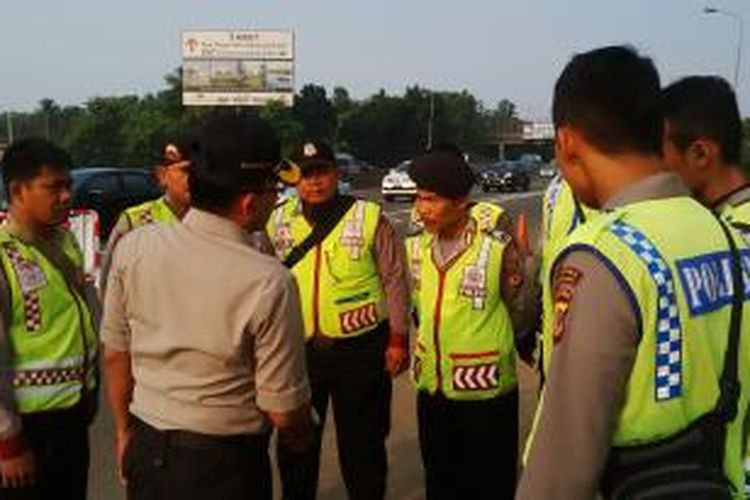 Kabid Humas Polda Jabar Kombes Pol. Martinus Sitompul (tengah) sedang menegor dan memberikan pengarahan kepada anggotanya yang kepergok berlehai - lehai saat bertugas mengamankan mudik / balik di Kilometer 42 Tol Cipularang, Karawang, Jawa Barat, Jumat, (1/8/2014).