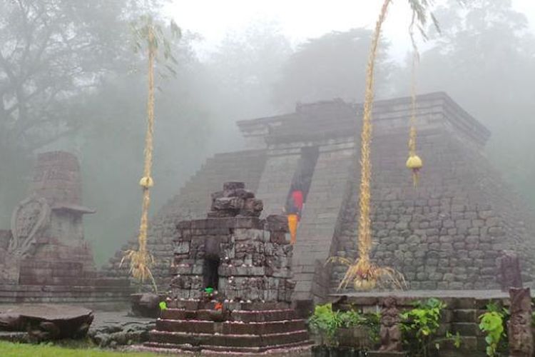 Kabut di Candi Sukuh, lereng Gunung Lawu, Desa Berjo, Kecamatan Ngargoyoso, Kabupaten Karanganyar, Jawa Tengah