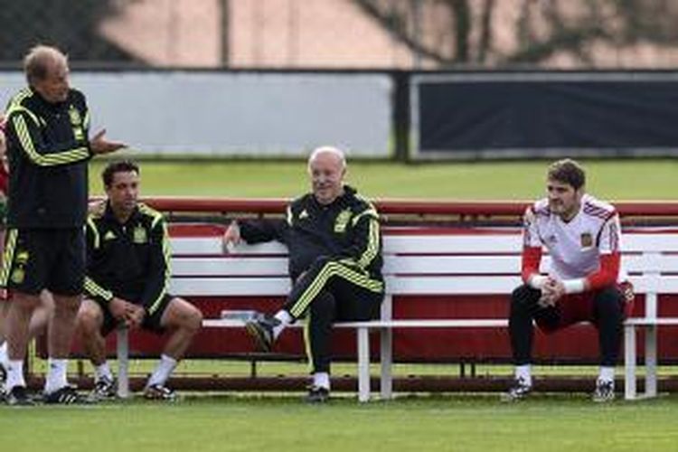 Pelatih Spanyol, Vicente Del Bosque (tengah), bersama penjaga gawang Iker Casillas (kanan) dan gelandang Xavi (2 dari kiri) mendengarkan asisten pelatih Toni Grande, dalam sesi latihan 14 Juni 2014 di CT do Caju di Curitiba, sebagai persiapan menghadapi Cile pada 18 Juni.