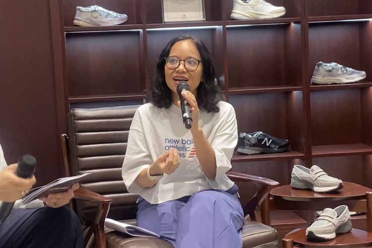 Martina Harianda Mutis, General Manager Sports Brand Marketing, MAP Active, berbagi tips pada acara Grey Days 2025 Media Launch yang digelar New Balance di Senayan City, Jakarta Pusat, Jumat (9/5/2025).