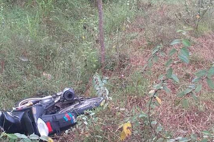 Petugas kepolisian melakukan olah kejadian peristiwa ditemukannya pengendara motor yang tewas di tepi jalan raya Jatirogo-Bojonegoro, Desa Jatiklabang, Kecamatan Jatirogo, Kabupaten Tuban, Jawa Timur.