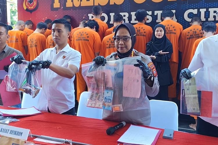 Kapolresta Cirebon Kombes Pol Sumarni menunjukan barang bukti tindakan kejahatan pelaku pencurian yang dilakukan karyawan terhadap bos rajungan, di Kecamatan Gebang Kabupaten Cirebon, saat konfrensi pers Rabu (2/7/2025) siang.