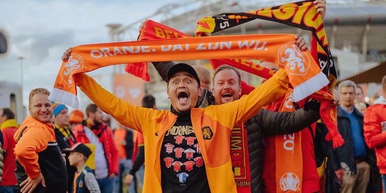 Duta Oranje Indonesia Valentino Jebreeet Simanjuntak di tengah atmosfer pendukung tim nasional Belanda.