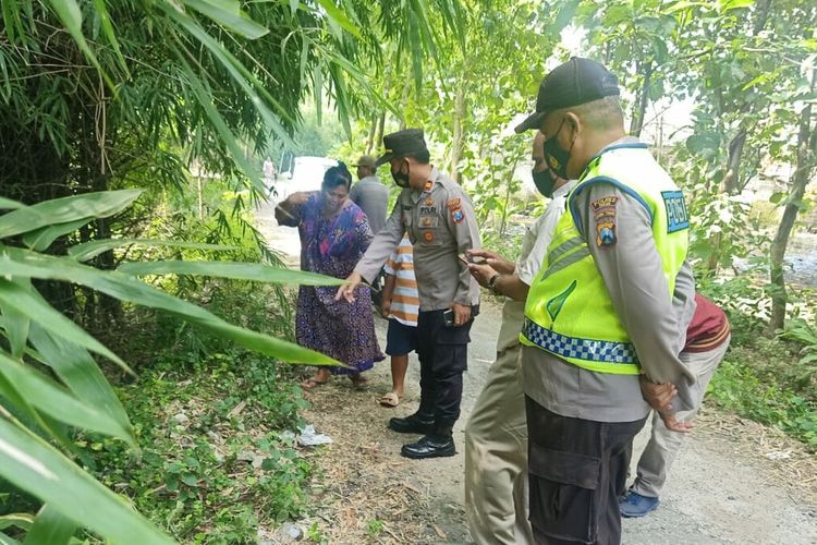 Petugas Kepolisian mendatangi lokasi tempat pembuangan bayi dan melakukan olah TKP di Jalan Desa Banjaragung, Kecamatan Rengel, Tuban. Kamis (18/3/2021).