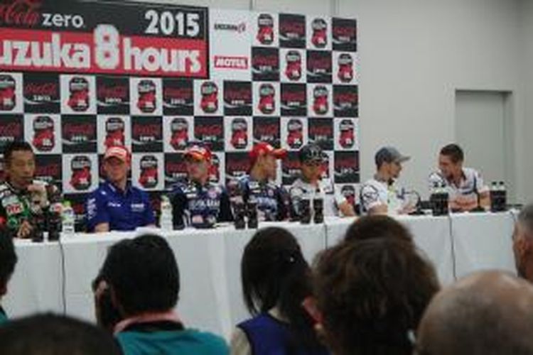 Pebalap MotoGP asal Spanyol, Pol Espargaro (tiga dari kiri), menghadiri konferensi pers setelah meraih pole position balapan Suzuka 8 Hours, Sabtu (25/7/2015).