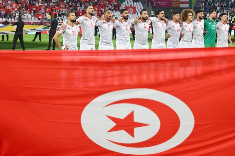 Para pemain Tunisia saat menyanyikan lagu kebangsaan pada 10 Desember 2021. Terkini, timnas Tunisia besutan Jalel Kadri datang ke Piala Dunia 2022 Qatar membawa misi untuk mengukir sejarah lolos ke babak 16 besar untuk pertama kalinya. 
