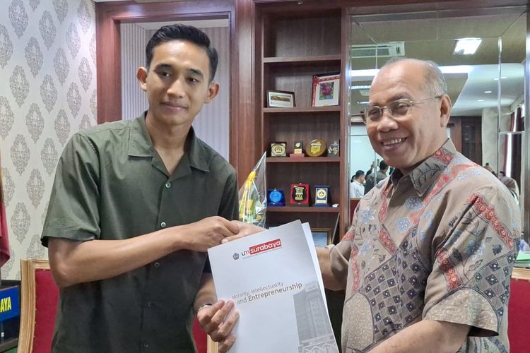 Kapten Timnas Indonesia, Rizky Ridho Ramadhani bersama Rektor UM Surabaya, Sukadiono, Jumat (17/5/2024). 