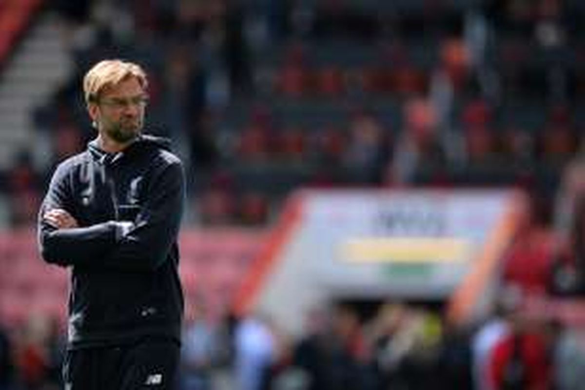Ekspresi Manajer Liverpool, Juergen Klopp, menjelang partai kontra Bournemouth pada lanjutan Premier League di Stadion Dean Court, Minggu (17/4/2016). 