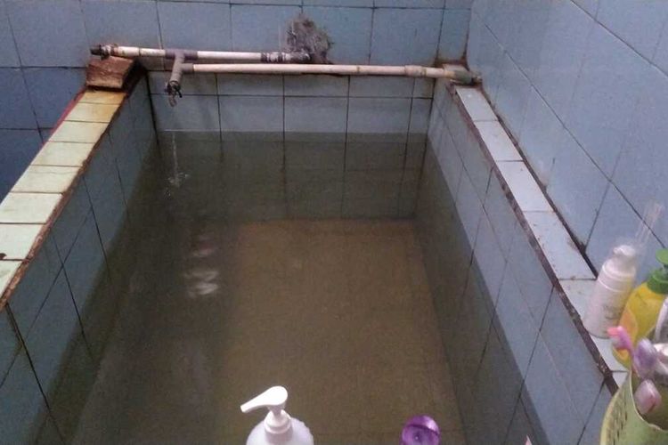 Kondisi air bersih yang kotor dari distribusi PDAM Tirta Musi Palembang dikeluhkan oleh warga, Selasa (11/7/2023).