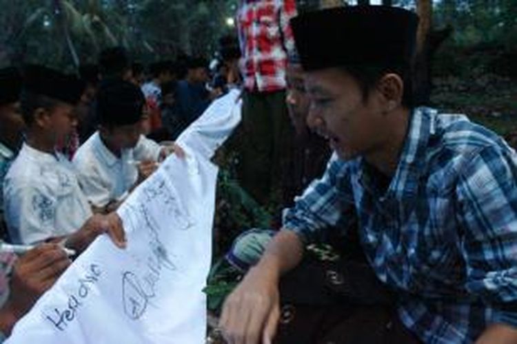 Ratusan santri putra dan putri Pondok Pesantren Buntet ,Kabupaten Cirebon, berduyun-duyun membubuhkan tanda tangan mendukung Almarhum Kyai Haji Abbas Abdul Hamid diangkat sebagai Pahlawan Nasional, Senin Petang (10/11/2014). 
